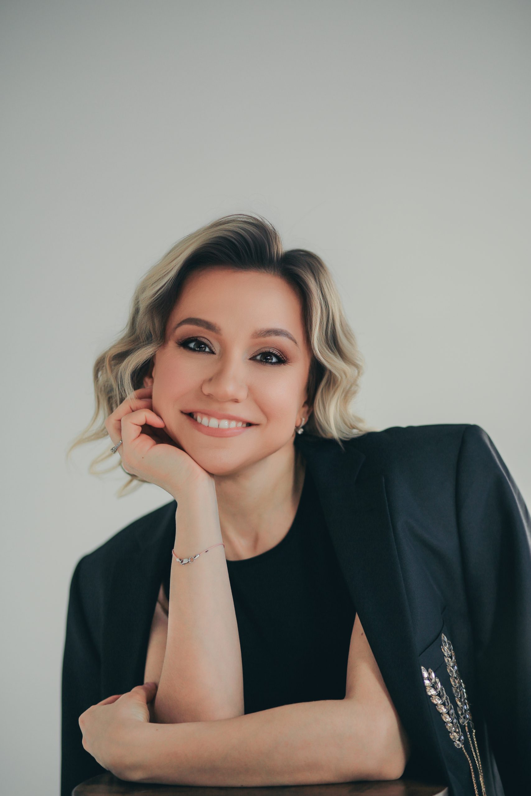 Portrait of Alina Symonenko, nail master and trainer in Warsaw