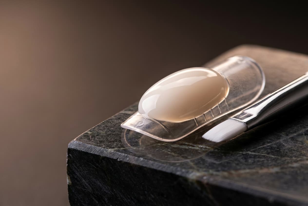 Transparent dual form with a bead of building gel